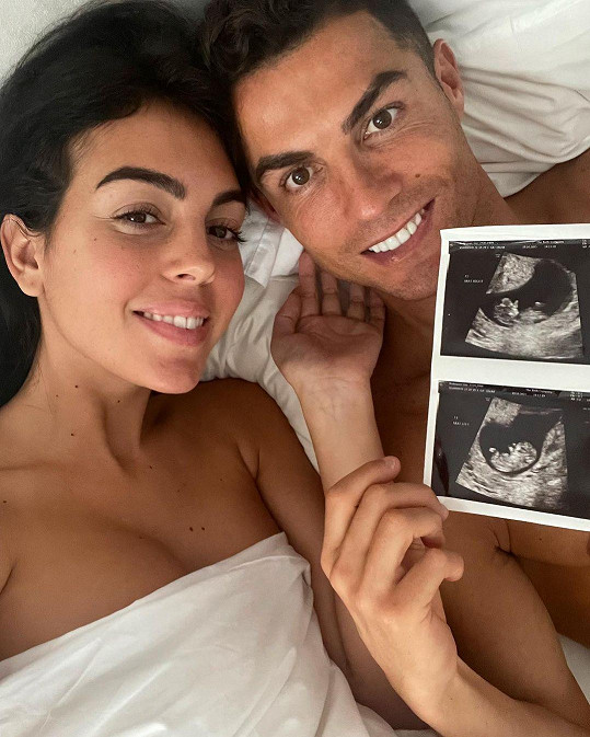 Cristiano Ronaldo a Georgina Rodríguez se těší na další dvojčata v jejich rodině. 
