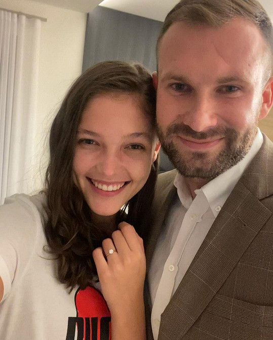 Jana Tvrdíková je zasnoubená s brankářem Ondřejem Kolářem. Jejich svatba je odložena na neurčito. 