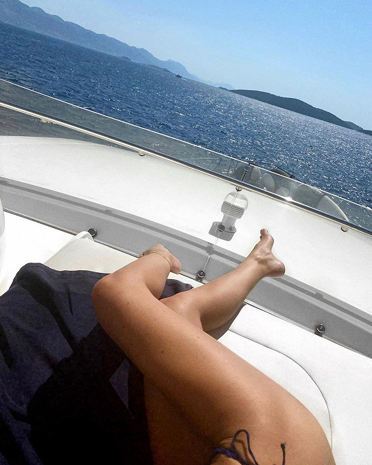 Monika Marešová se sluní na jachtě.