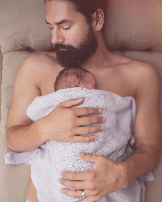 U fotky spícího manžela s miminkem v náruči se rozněžnila.