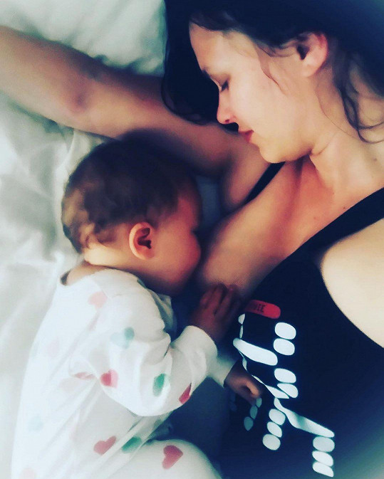 V minulosti se fotkou pochlubila i hvězda Comebacku Kristýna Leichtová, kterou zamrzelo, když její dcera Dorotka přestala kojení vyžadovat.