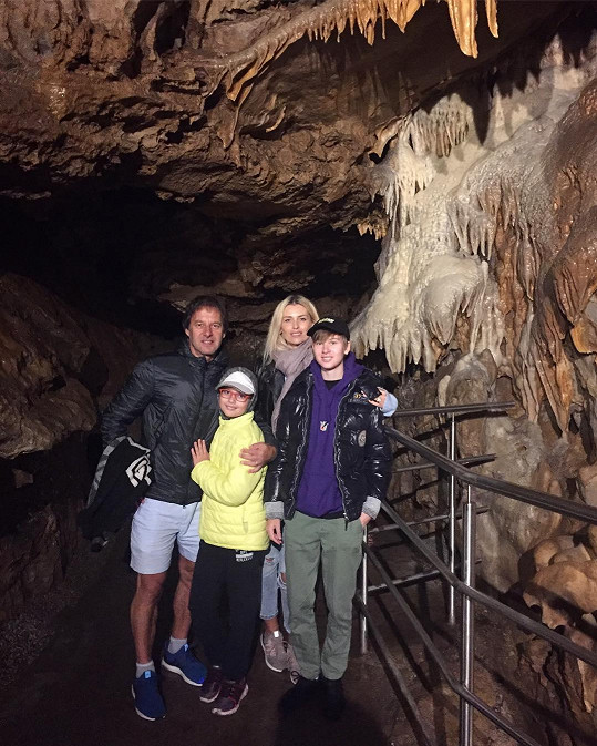 Pavol Habera s rodinou hledali chládek v jeskyni.