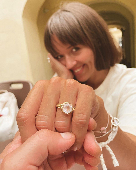 Zpěvák nedávno požádal svou ženu znovu o ruku. Dostala krásný prsten.