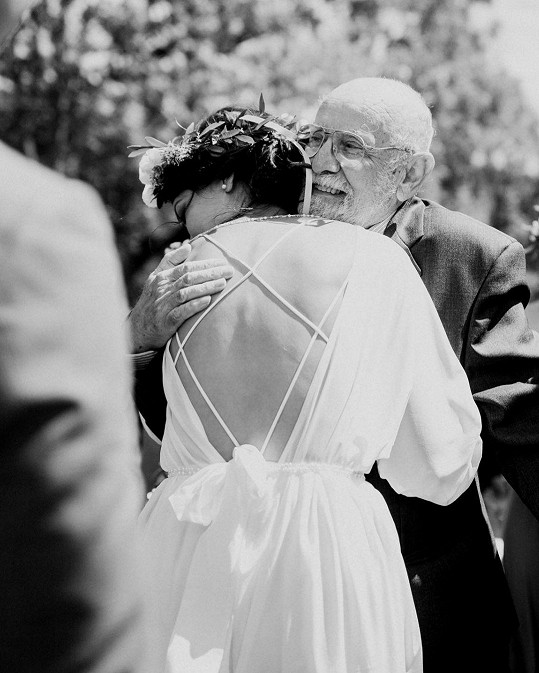 Na svého dědečka zavzpomínala touto dojemnou momentkou ze svatby.