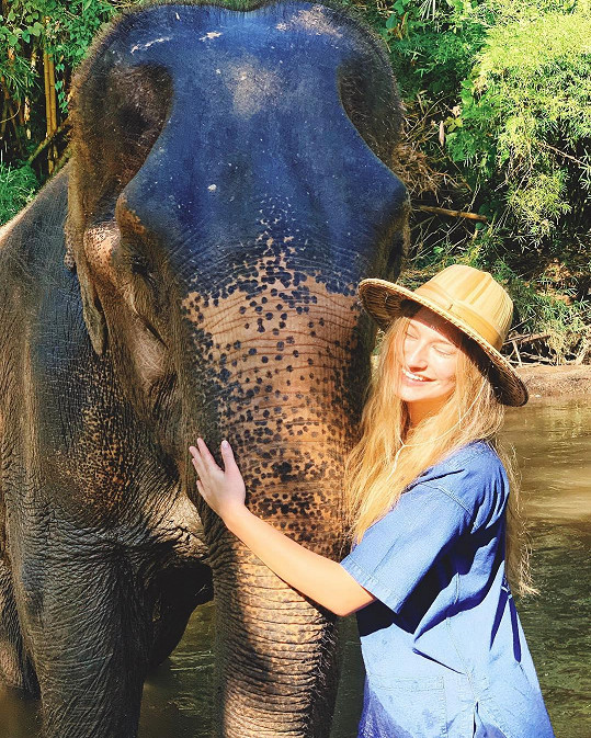 Kateřina Kasanová se mazlila se slonem.