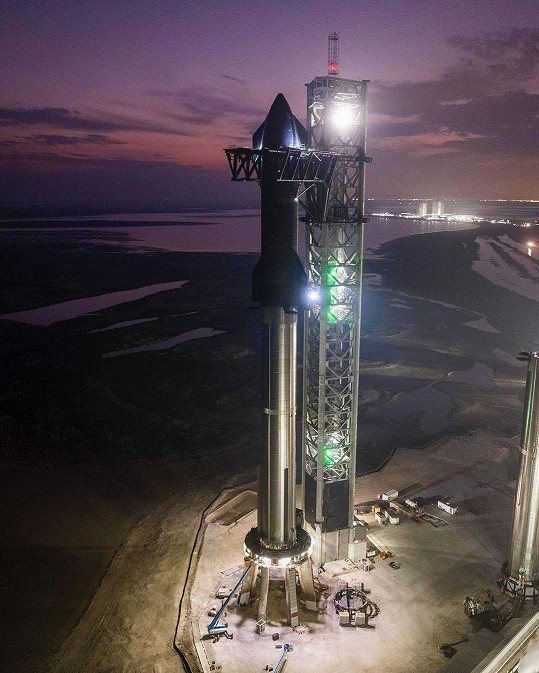 Raketu Starship společnosti SpaceX čeká první orbitální test.