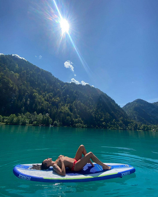 Agáta Hanychová se na rakouském jezeře ukázala nahoře bez.