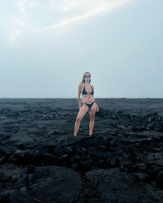 Rita Ora už na Havaji vyfotila pěknou řádku snímků. 