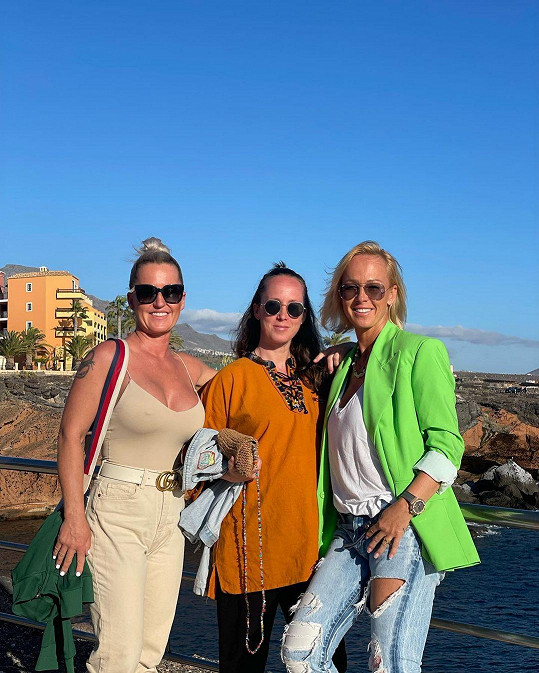 Zuzana Belohorcová (vpravo) pozvala na Tenerife své sestry.