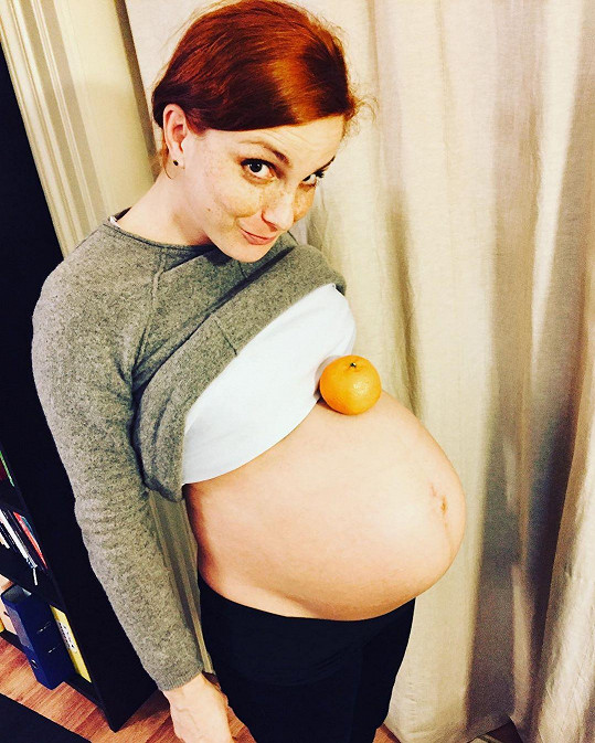 Ke své zpovědi na sociální síti přidala fotku s těhotenským bříškem.