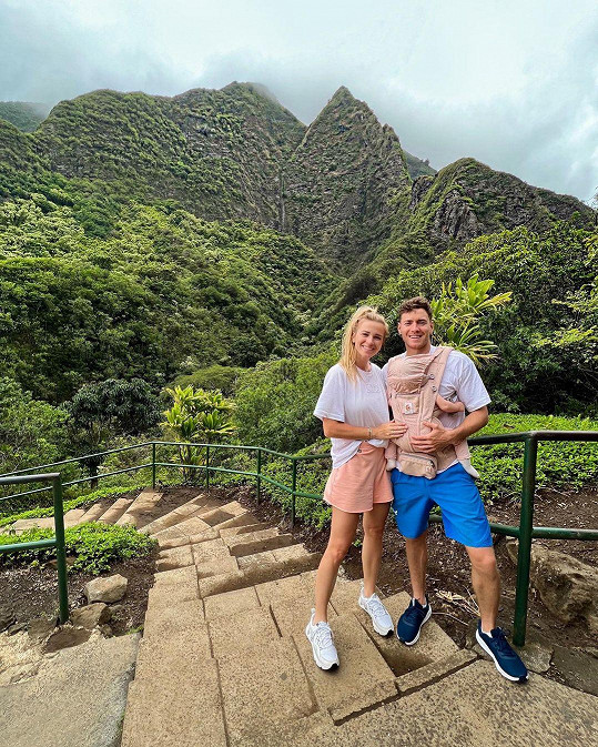 Se snoubencem Miroslavem Dubovickým a dcerou Ellou cestovali po Havajských ostrovech.