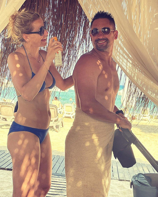 Lucie Šafářová a Tomáš Plekanec si užívají rodinnou dovolenou.
