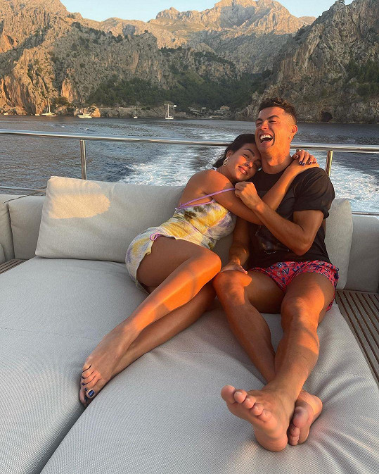 Cristiano Ronaldo se svou láskou Georginou, která je mu velkou oporou.