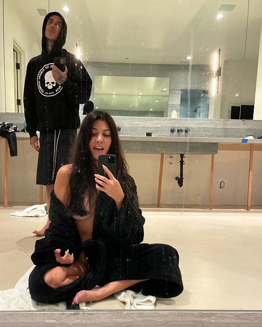 Kourtney Kardashian se pochlubila pěkně žhavými selfíčky. 