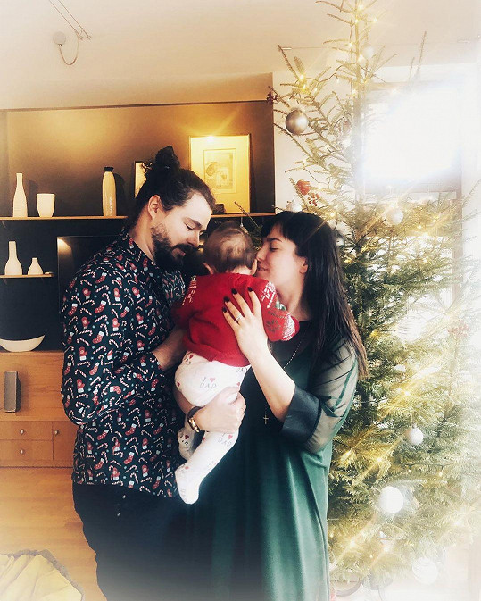 Ewa Farna s rodinkou u vánočního stromečku