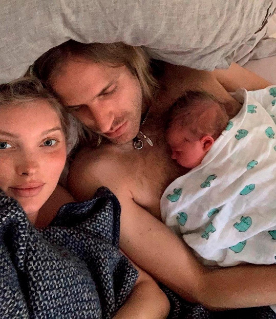 S dcerou a partnerem Tomem krátce po porodu
