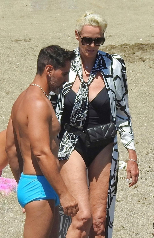 V neděli si herečka na pláž oblékla černé plavky a slušivý kaftan.
