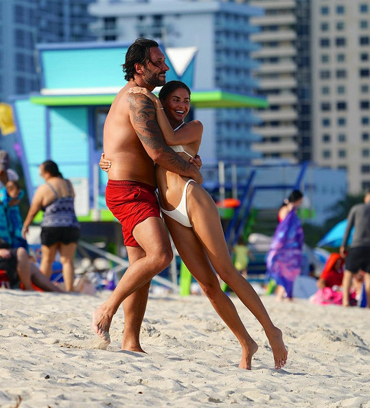 Cedric Gervais a Bonnie Mueller si plážové radovánky také umí užít.