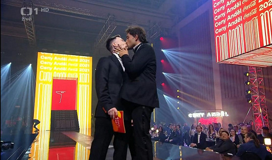 Jordan Haj a Martin Mikyska se v přímém přenosu políbili. 