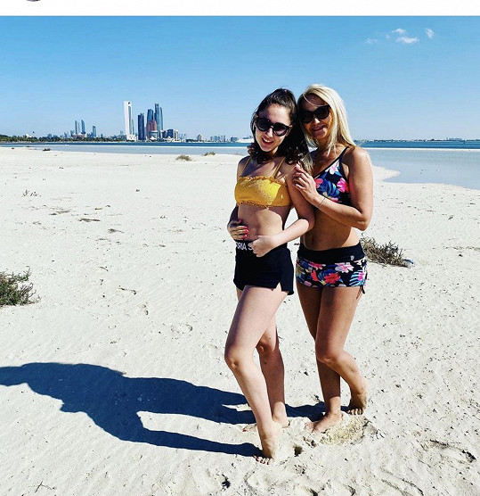 S maminkou Šárkou na krásné pláži v Abú Dhabí.