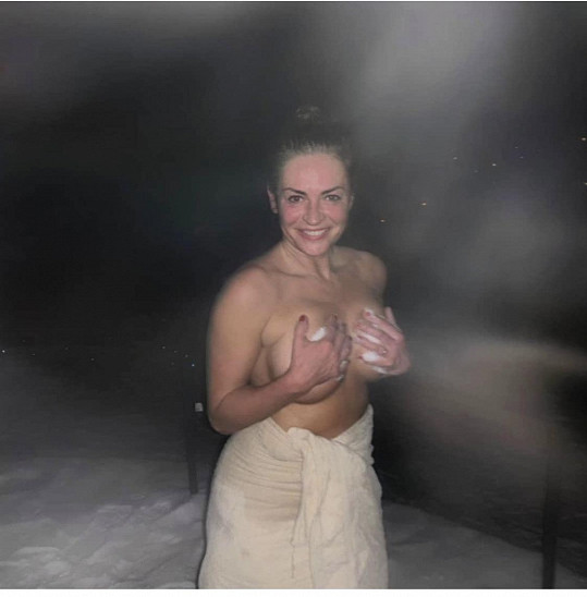 Hanka se po sauně osvěžuje na čerstvém zimním vzduchu.