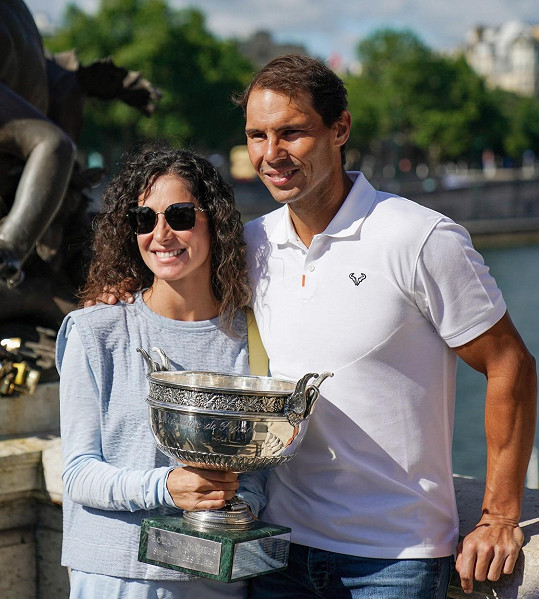 Nadal s manželkou po letošním vyhraném turnaji Roland Garros.