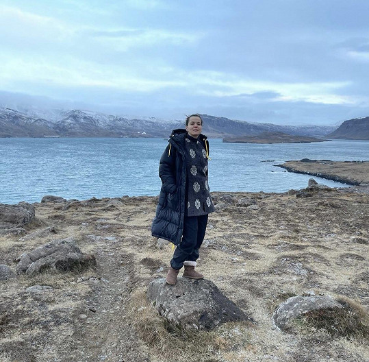 Na mrazivém Islandu využije péřový kabát a pod něj ještě obléká jačí vestu.