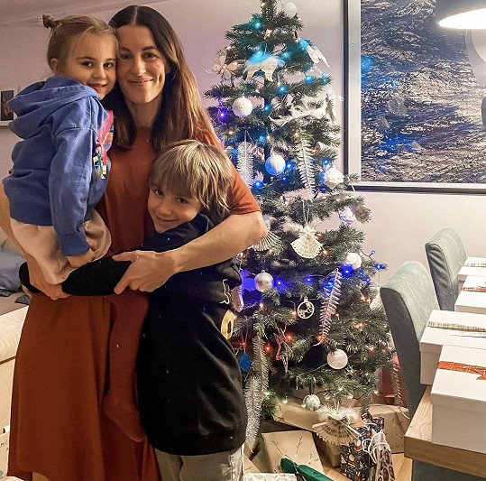 Moderátorka Lucie Křížková s dětmi, které budou pět let vyrůstat bez táty. 