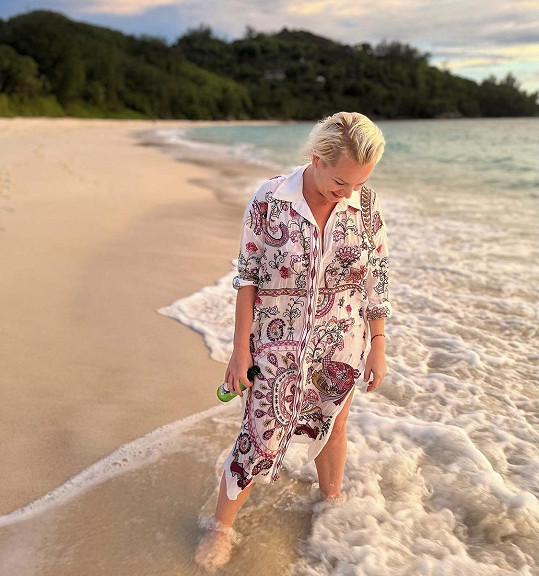 Martina Pártlová na pláži na seychelském ostrově Mahé