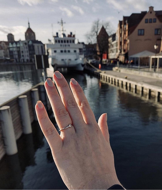 Pochlubila se zásnubním prstenem.