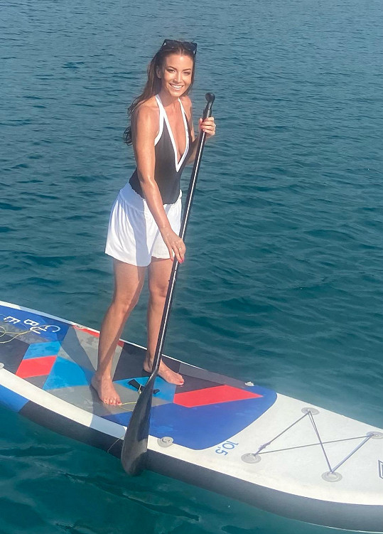 Na moři si vyzkoušela paddleboard.