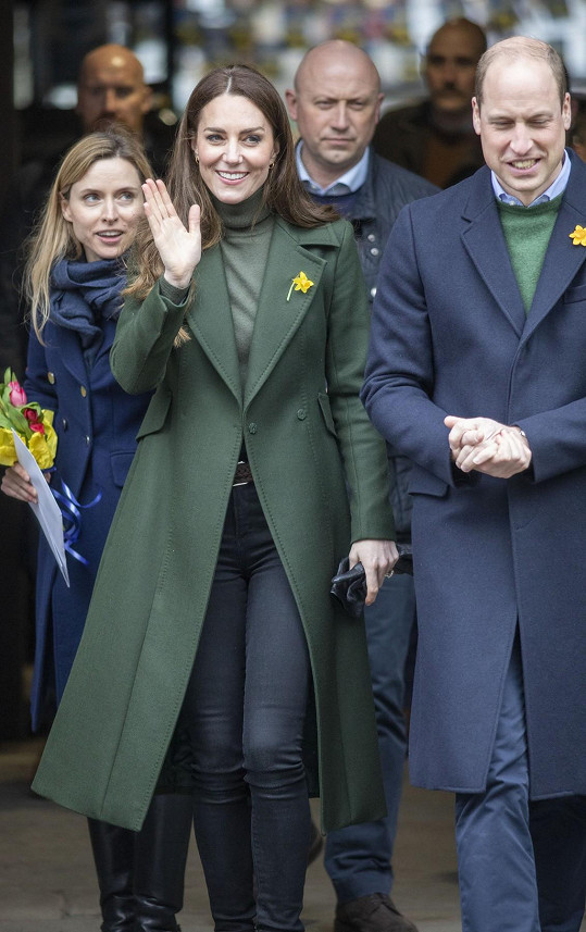 Vévodkyně Kate dorazila s princem Williamem do Walesu. 