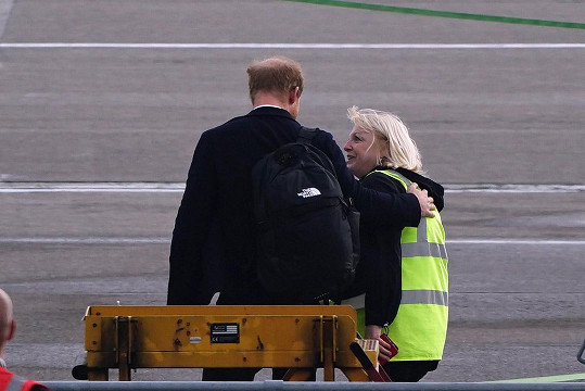 Princi v pátek dopoledne vyjádřila soustrast pracovnice letiště, Harry jí poděkoval vřelým gestem.