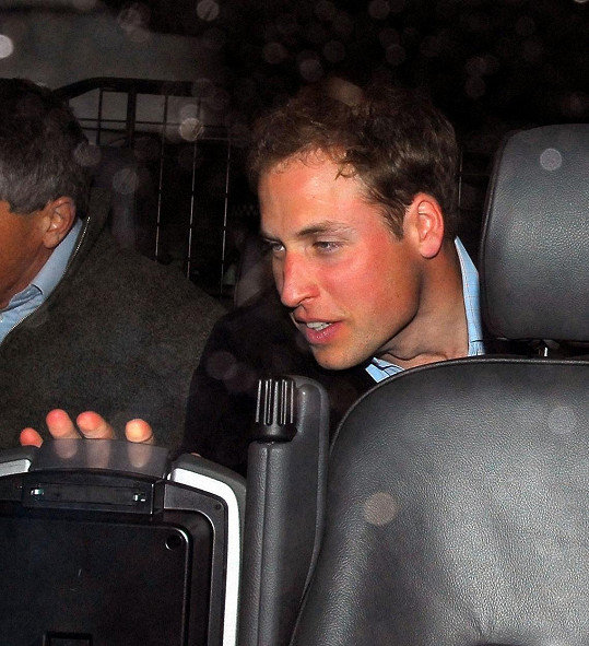 Takhle se vracel princ William z party s bratrem Harrym a jeho tehdejší partnerkou Chelsy Davy z klubu Kitts v dubnu 2007.
