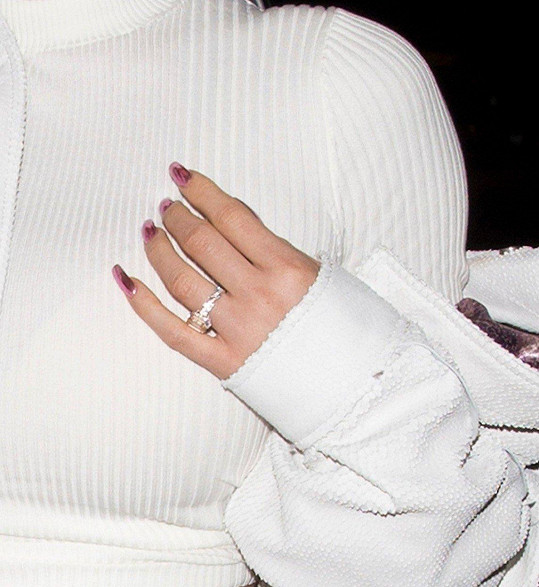 Kylie nosí diamant na "onom" prstě. 
