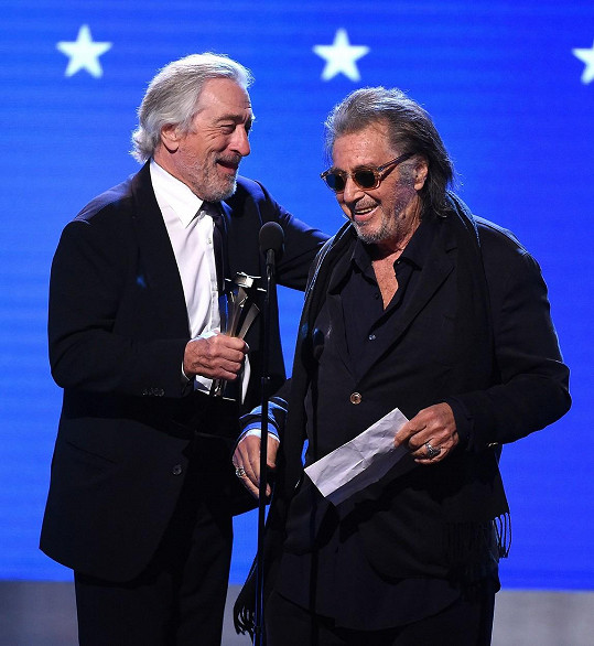 Robert De Niro a Al Pacino z filmu Irčan si převzali cenu pro nejlepší obsazení.