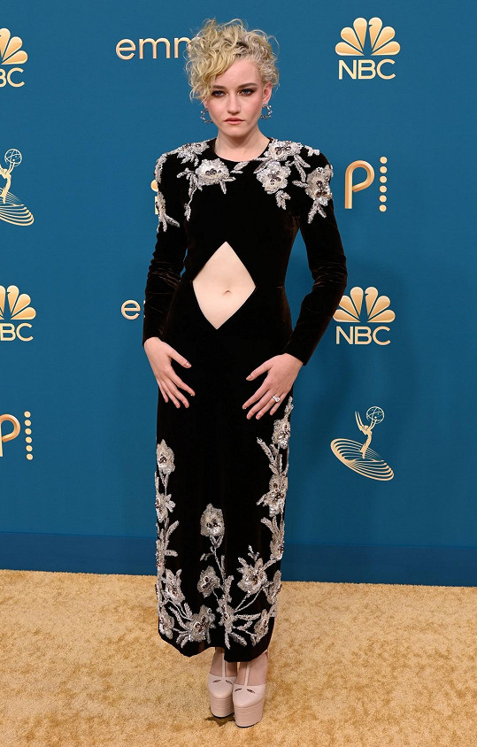 Julia Garner v šatech Gucci. Nominována byla za seriály Ozark i Neskutečná Anna. Za první zmíněný nominaci proměnila. 