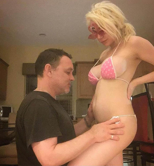 Doug a Courtney se těší na miminko.