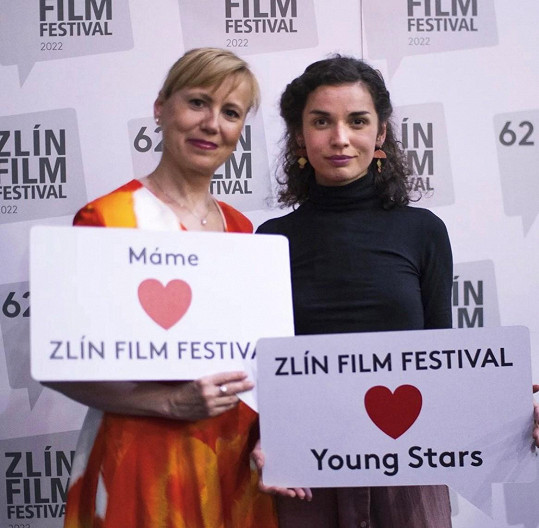 Brigita Cmuntová (vpravo) coby Young Star uvedla nový český film Město na řece.