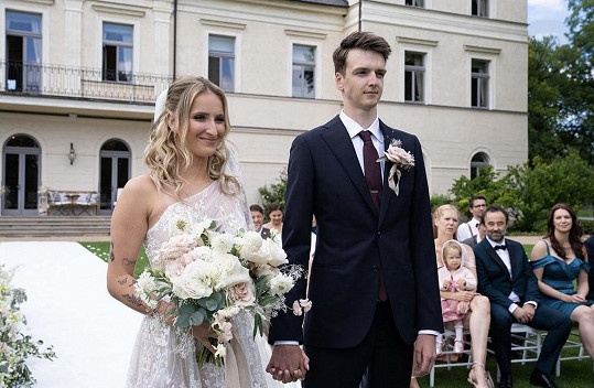V červenci se tenistka vdala za dlouholetého partnera Štěpána Šimka.