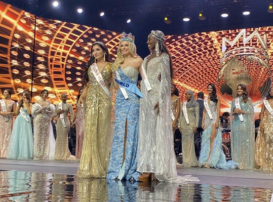 Nové vítězky Miss World. Na druhém místě skončila Shree Saini z USA (vlevo) a na třetím Olivia Yace z Pobřeží slonoviny. 