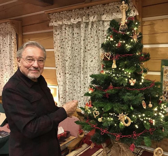 Karel Gott u vánočního stromečku v roce 2017