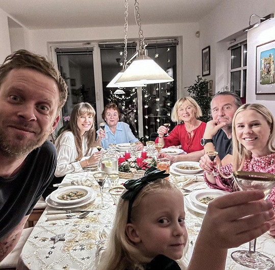 Štědrovečerní večeře v rodině Jakuba Prachaře. U stolu nechyběla jeho dcera Mia, kterou má s Agátou Hanychovou ani partnerka Sara Sandeva (vlevo)