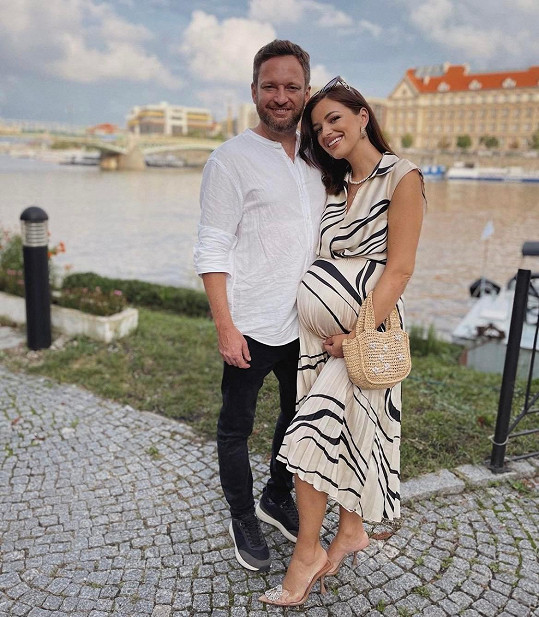 Těhotná je s partnerem Tomášem Hřebíkem.