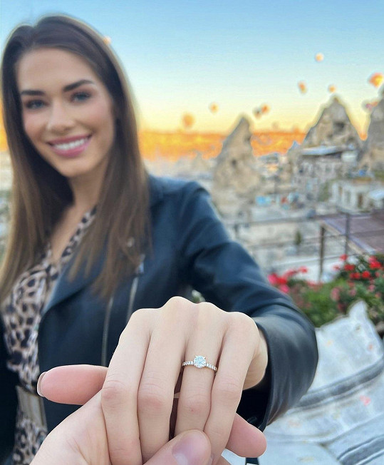 Karolína Kokešová se pochlubila zásnubním prstenem.
