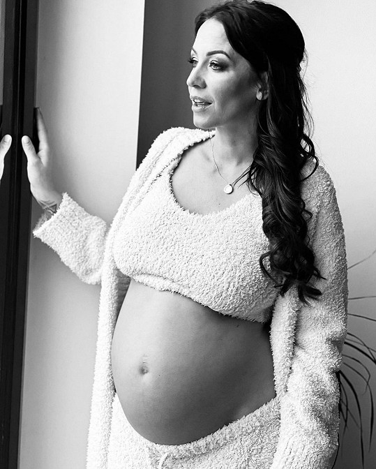 Agáta Hanychová nafotila další těhotenské snímky.