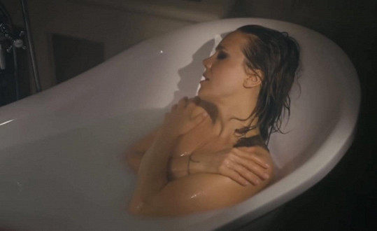 V novém klipu Šance se Lucie ukáže i nahá ve vaně. 