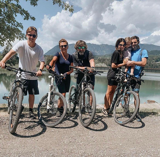 Rodinnou dovolenou i se synem (vlevo) si letos užívali v Rakousku na kolech. 
