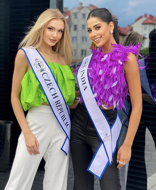 Kristýna s Miss India, která je považována za horkou favoritku na umístění ve světové soutěži