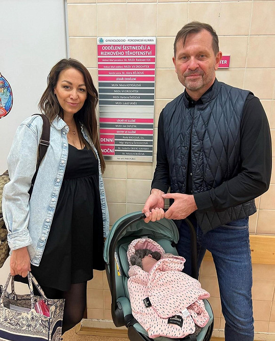 S dcerkou a partnerem Jaromírem při odchodu z porodnice